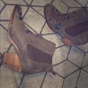 DSW low boot with flowers